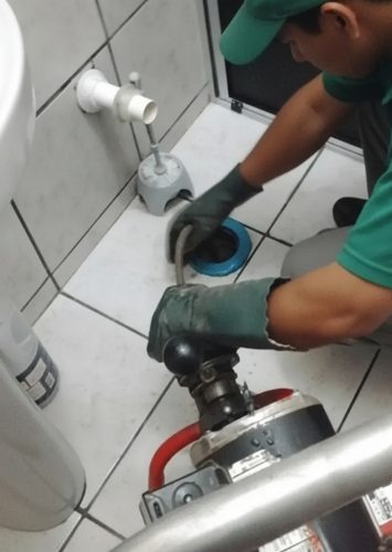 freepik__desentupimento-ralo-homem-uniforme-verde-e-bon-luv__20524